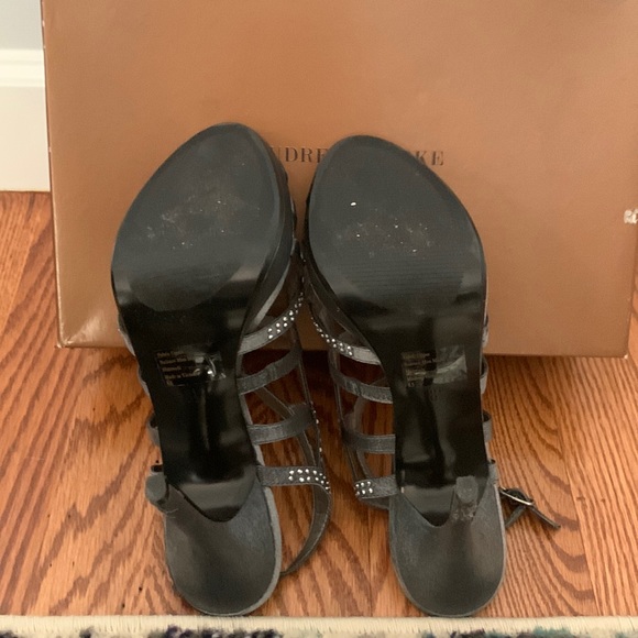 Audrey Brook Pewter Heels size 8  1/2 - Picture 2 of 3